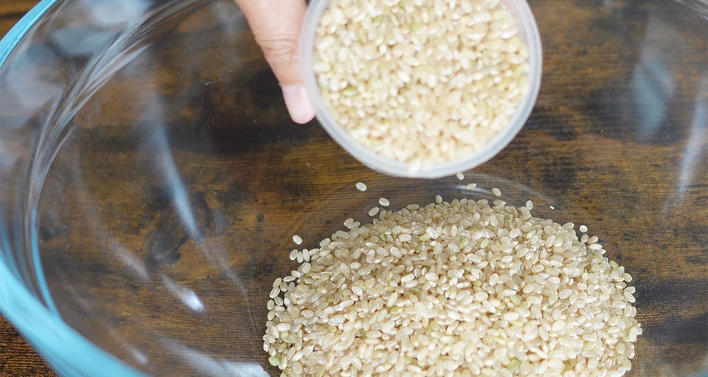 Measure rice in a measuring cup